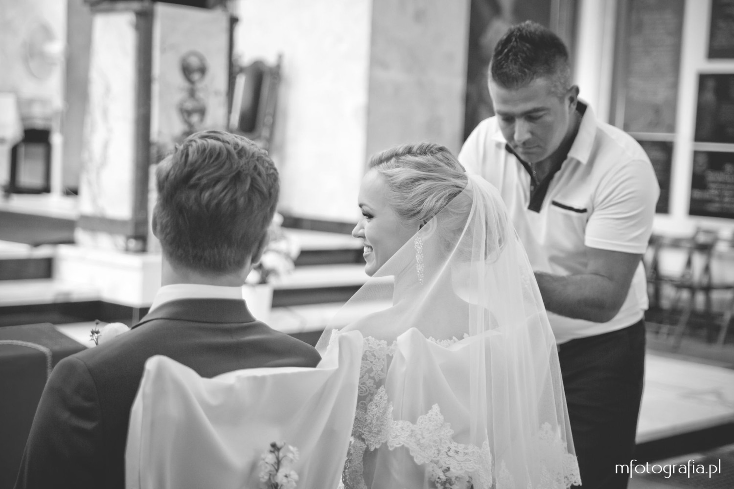 fotografia Panstaw Młodych w czasie slubu